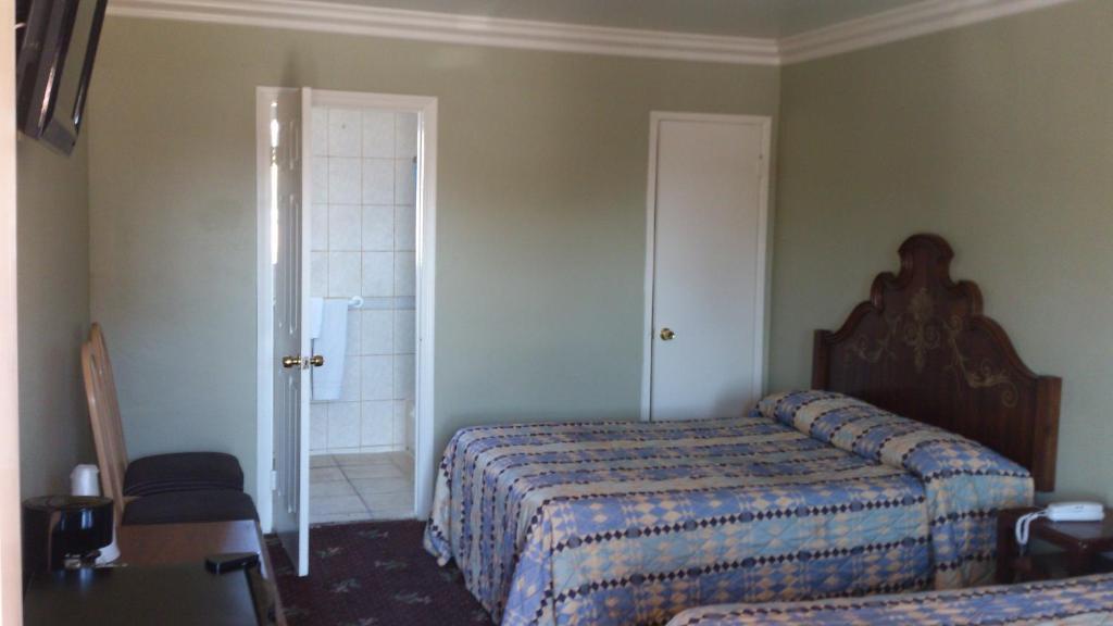 Santa Ana Travel Inn Room photo